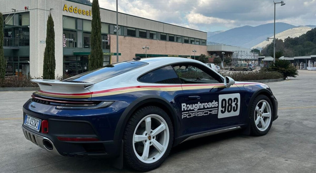 Porsche 911 da collezione davanti alla sede Addessi