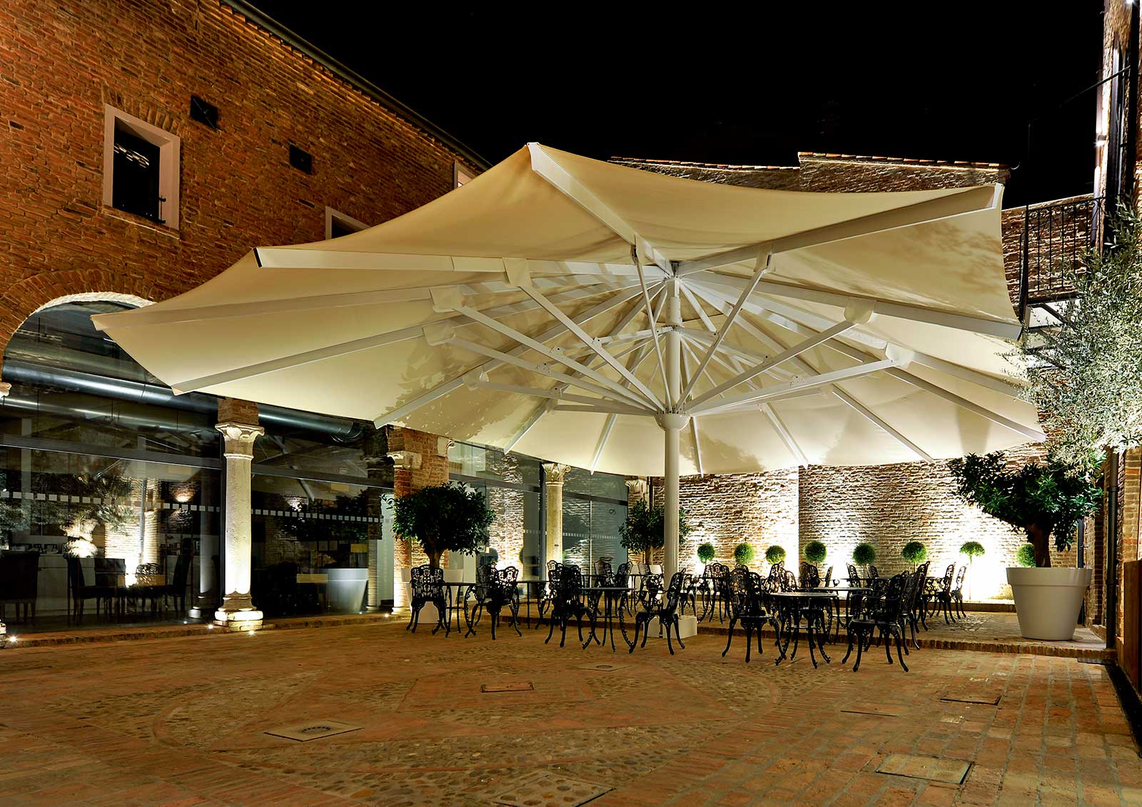 Ombrellone-professionale-di-grandi-dimensioni-modello-Golia-Gaggio-Ombrelloni-Venezia